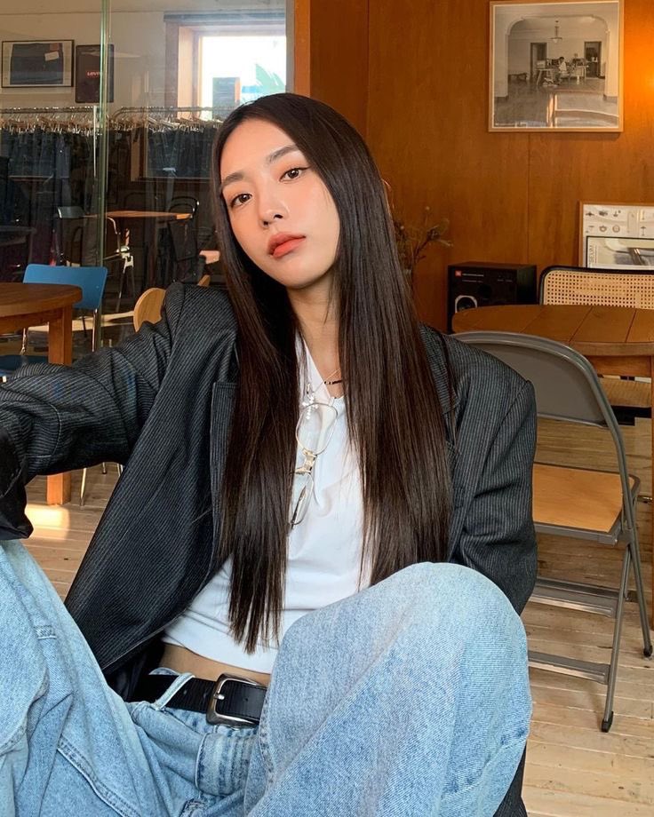 Kalo kata mama.

“U ga boleh duduk macam cowo begitu.”

Tapi anaknya mana mau denger 🤪