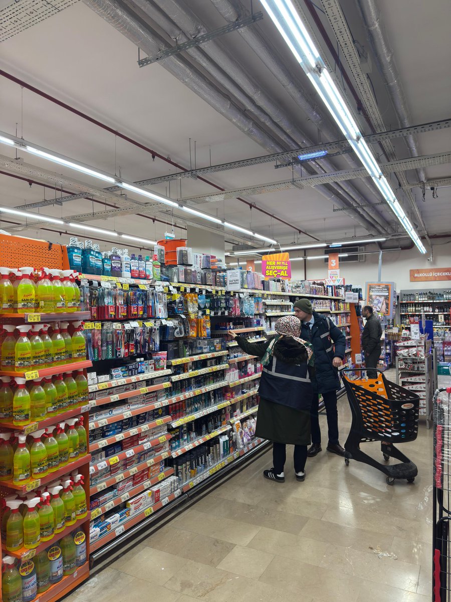 SinasiBalta's tweet photo. 📍Yeni asgari ücretin açıklanmasının ardından vatandaşlarımızın alım gücünü korumak adına Ticaret İl Müdürlüğümüz denetim ekipleri sahada. 
🛒 Marketlerdeki etiket değişimlerini ve haksız fiyat artışlarını yakından takip ediyoruz. https://t.co/PMe9sbGxkU