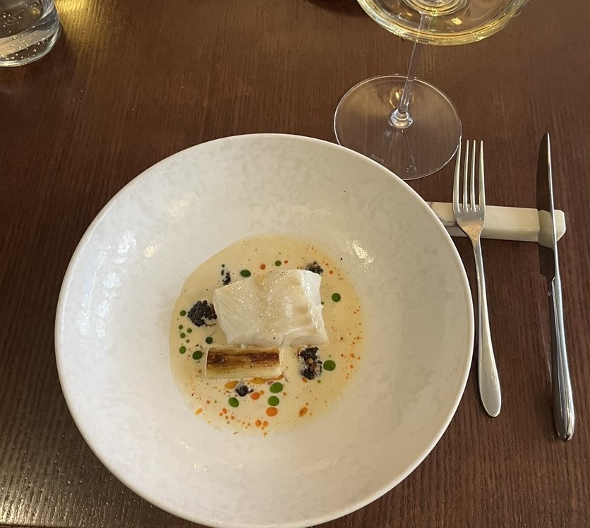 MichelinGuideUK's tweet photo. Glistening celeriac beurre blanc and a great Rhodanian Viognier with the cod @ForestAveDub

#Dublin 

https://t.co/kBwwL0wWnY https://t.co/1GeBrmD3A2