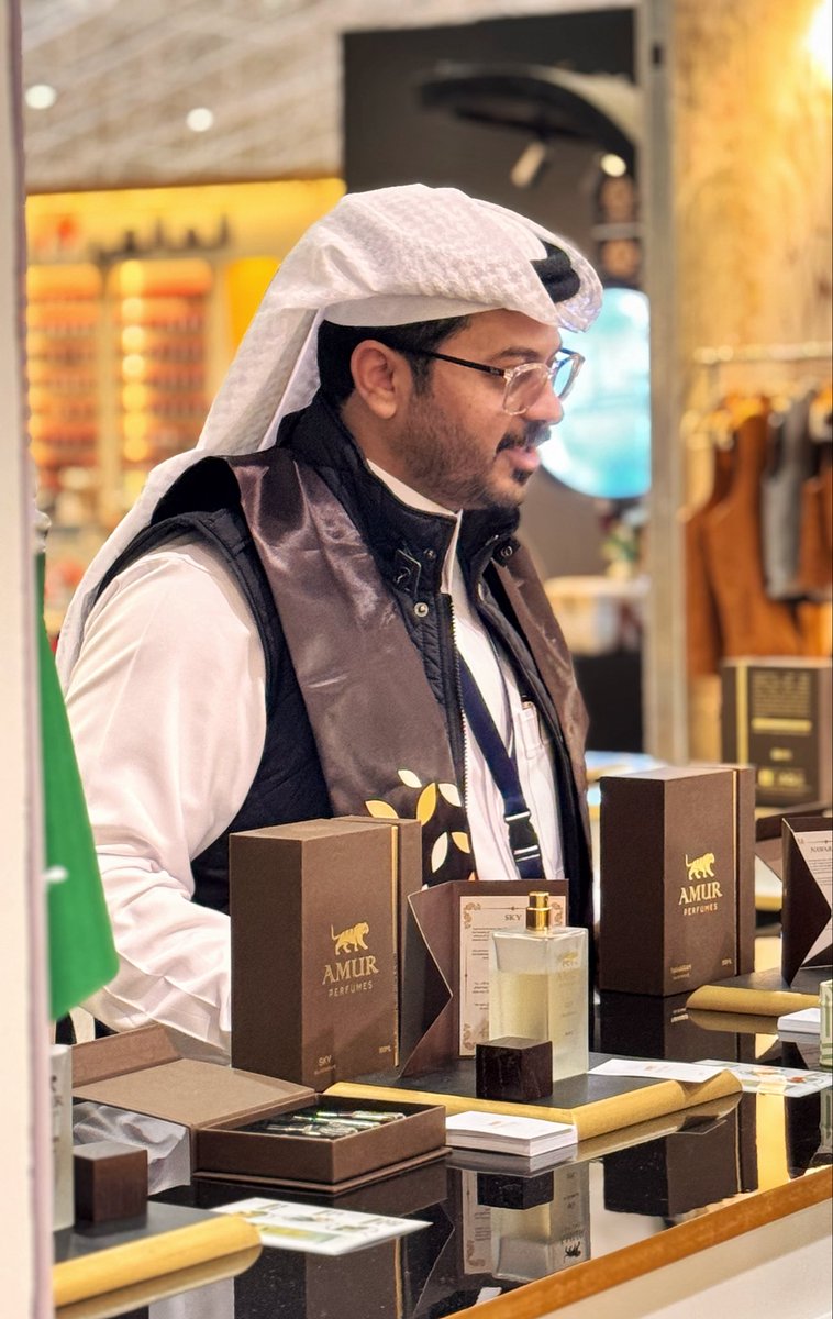 ملح وحلاوة المعرض هالوجه الطيب😍🫵🏻 <a href="/4amurperfumes/">بدر - آمور</a> بابتسامته واستقباله الطيب ، وعطوره الجميله .👌
#معرض_العود_الأزرق_والعطور_الدولي_2