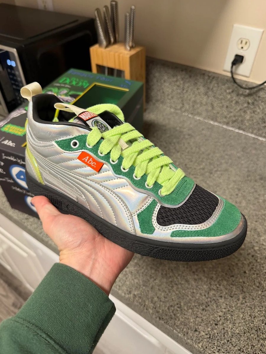JustFreshKicks tweet media