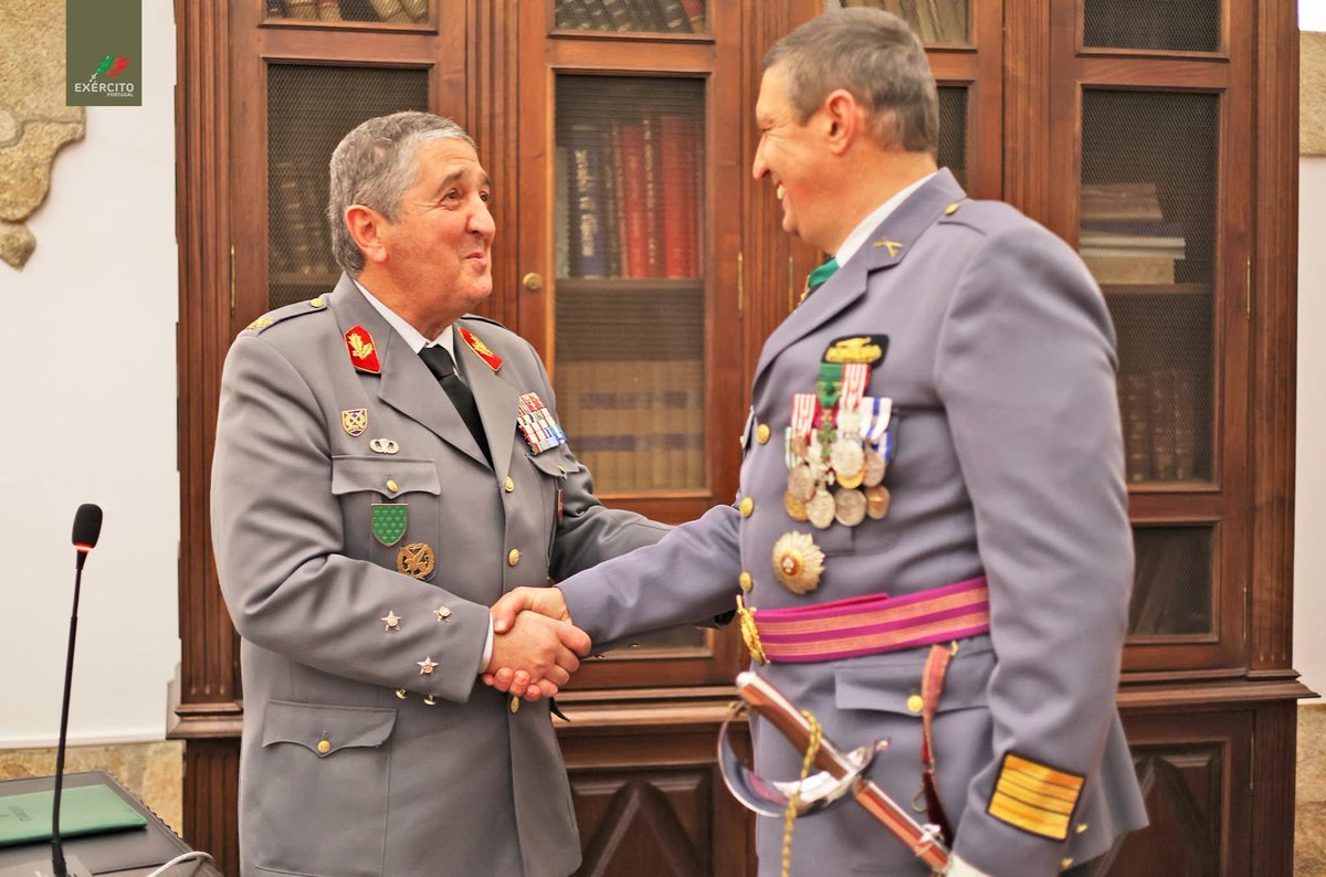 📢 A Cerimónia de Tomada de Posse do Coronel Alves de Sousa, que substituiu no cargo o Coronel Homero Abrunhosa, decorreu no dia 23 de dezembro, no Salão Nobre do Quartel da Serra do Pilar.

#ExércitoPortuguês #CmdPess