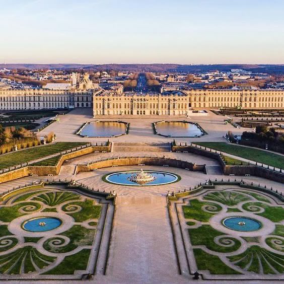 taeguide's tweet photo. Taehyung’s Global fanbases have now bought him a corner in The Palace of  Versailles ‘château de Versailles’, a Royal residence in France formerly inhabited by Royal kings and visited daily by 15M tourists. This is a historical feat as the palace is owned by the French government and has not had a dedication honouring an international personality ever until now 

#HappyBirthdayTaehyung 
#HAPPYVDAY
#TimelessIconTaehyung

HAPPY TAEHYUNG DAY
