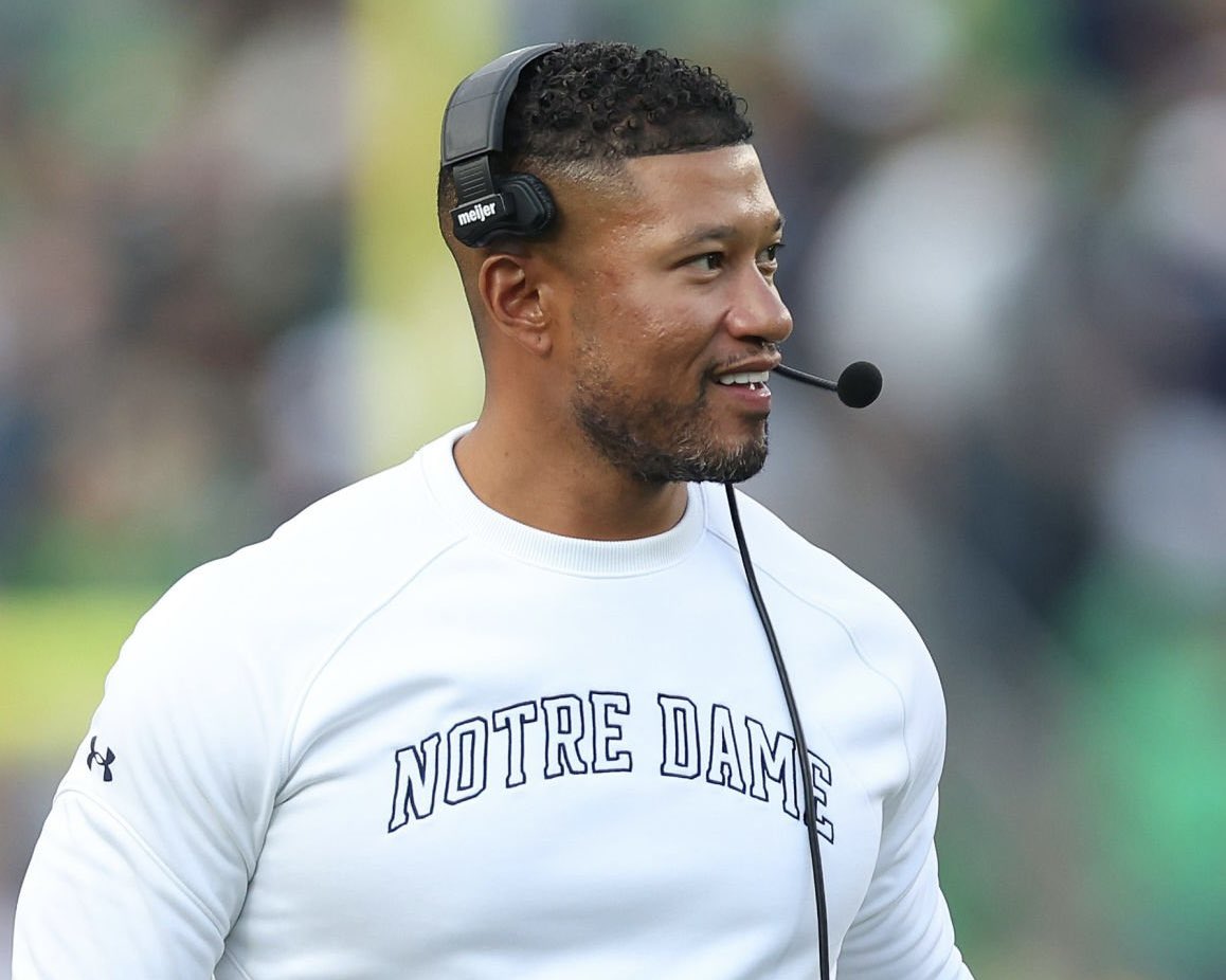 BREAKING: Head coach Marcus Freeman is STAYING at Notre Dame, he announced (<a href="/Marcus_Freeman1/">Marcus Freeman</a>)! #GoIrish ☘️ 

“2026…run it back 

Go Irish ☘️”