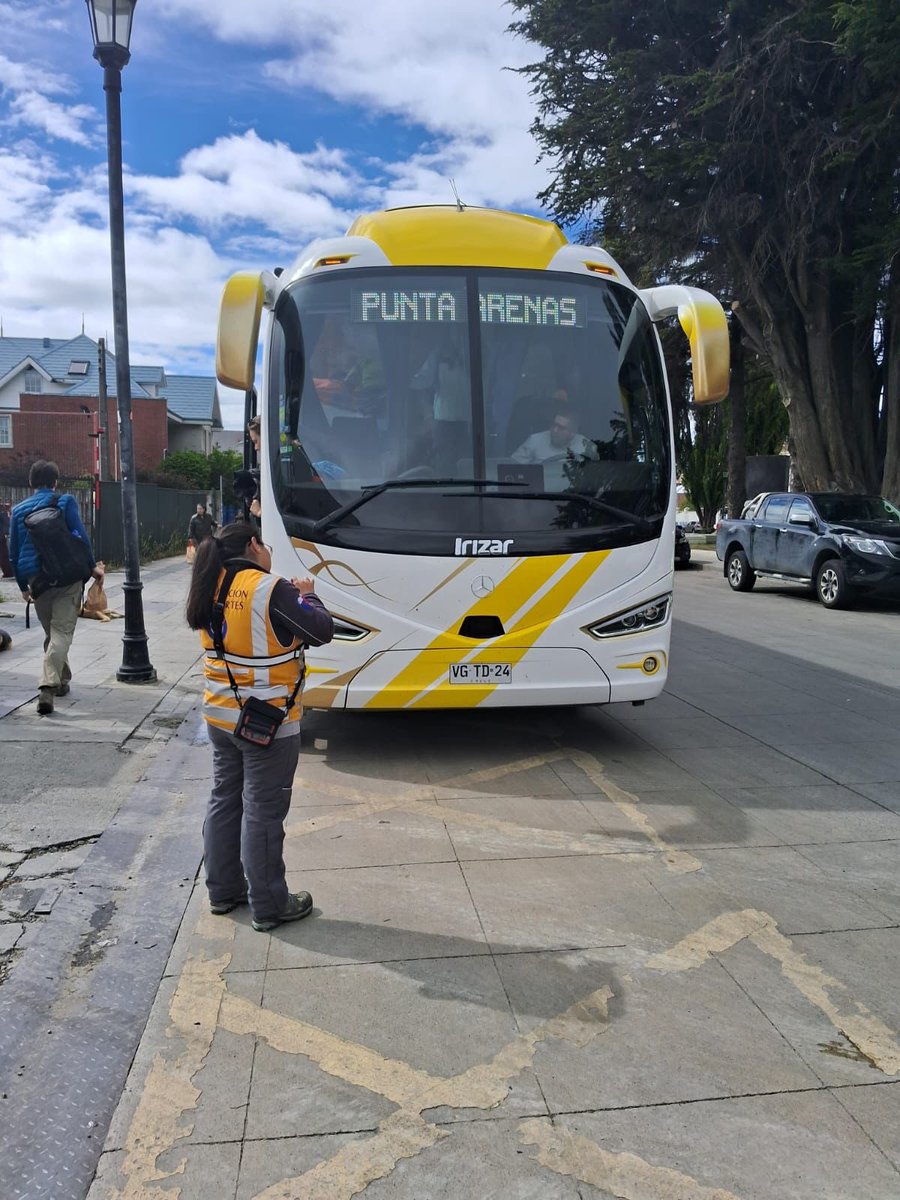 En la Región de Magallanes inspectores(as) de <a href="/Fisca_MTT/">División de Fiscalización de Transportes</a> realizaron operativo de control a buses interurbanos y rurales en el marco del Plan de Fiscalización de fin de año.Fiscalizando documentación además de condiciones técnicas y de seguridad. Porque #FiscalizarEsProteger en 🇨🇱