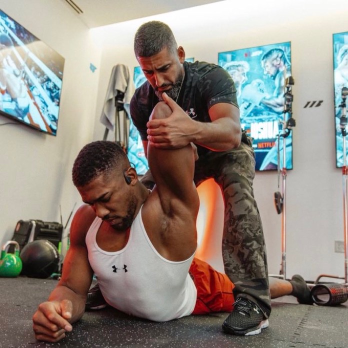 NigeriaStories's tweet image. Sad 💔

The two people who lost their lives in the Anthony Joshua crash were coaches and close friends of his, Latz and Sina

- Sina was his strength and conditioning coach, who can be seen here preparing him for his Jake Paul fight 2 weeks ago

- Latz was AJ’s personal trainer…