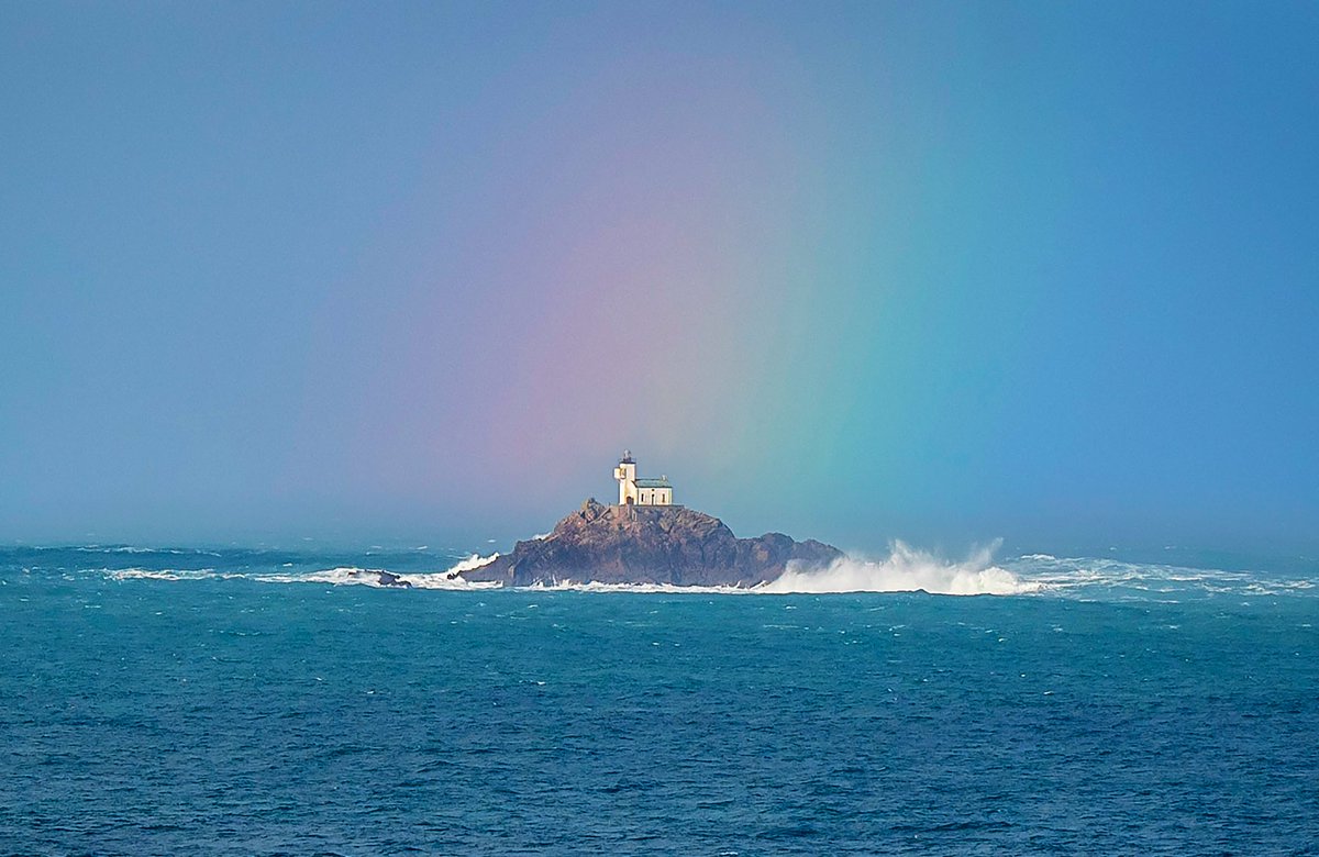 On dit qu’un trésor se trouve au pied d’un arc-en-ciel…
Plogoff, le phare de Tevennec, le phare maudit …