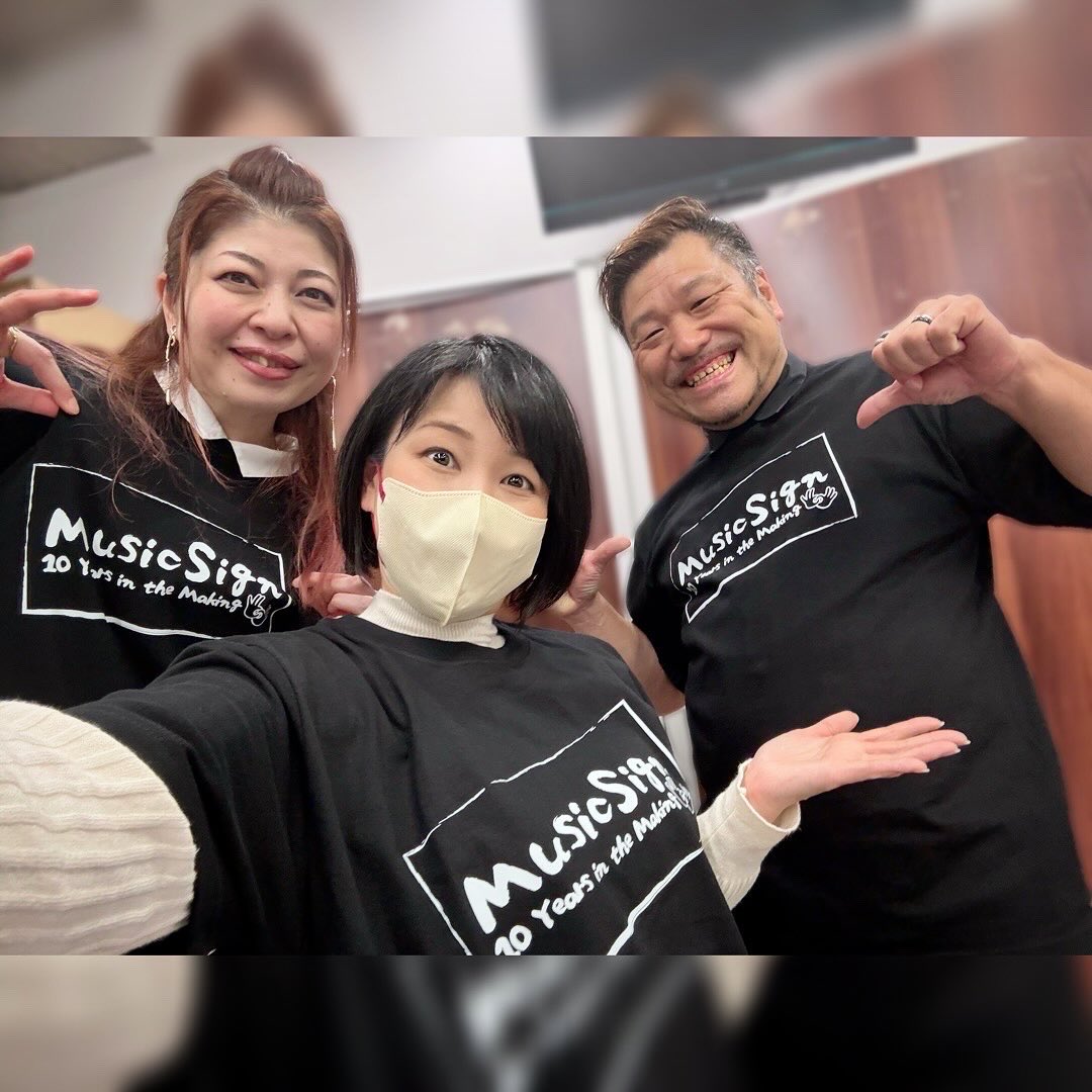 Soo_ch's tweet photo. 原宿RUIDOにて
#musicsign の素敵な時間🤟✨
皆カッコよかった!!
物販の10周年Tシャツ、なんと
私がデザインいたしました…
前にステージ上から剛さんに
無茶振りされた約束、
なんとか果たせた💦
1年でTシャツ3回も作っちゃった、
謎職人すー爆誕の2025年が
まもなく終わります…
#本業俳優やで https://t.co/3JHE1JkjWR