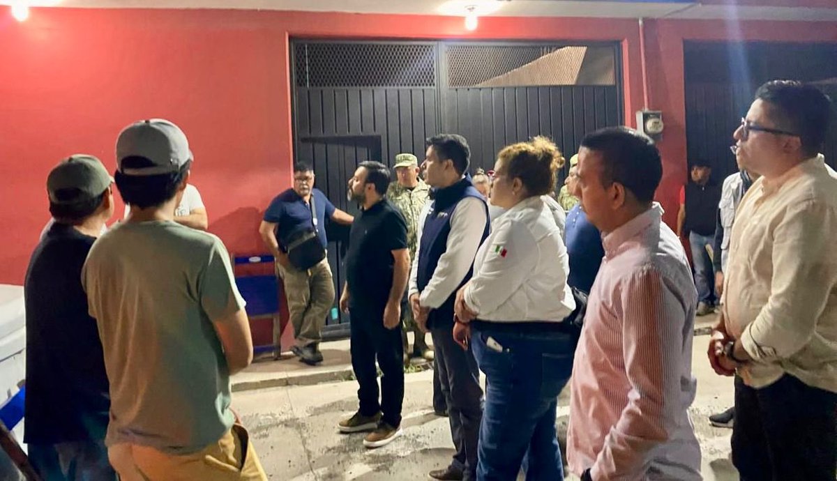 Por instrucciones del Gobernador <a href="/salomonj/">Salomón Jara Cruz</a>, el secretario de Gobierno, <a href="/jesusromerooax/">Jesús Romero (El Mero Mero)</a>, se encuentra en la zona del Istmo de Tehuantepec, donde ocurrió el accidente ferroviario, atendiendo desde el primer momento a las víctimas y acompañando de cerca a sus familias.

En