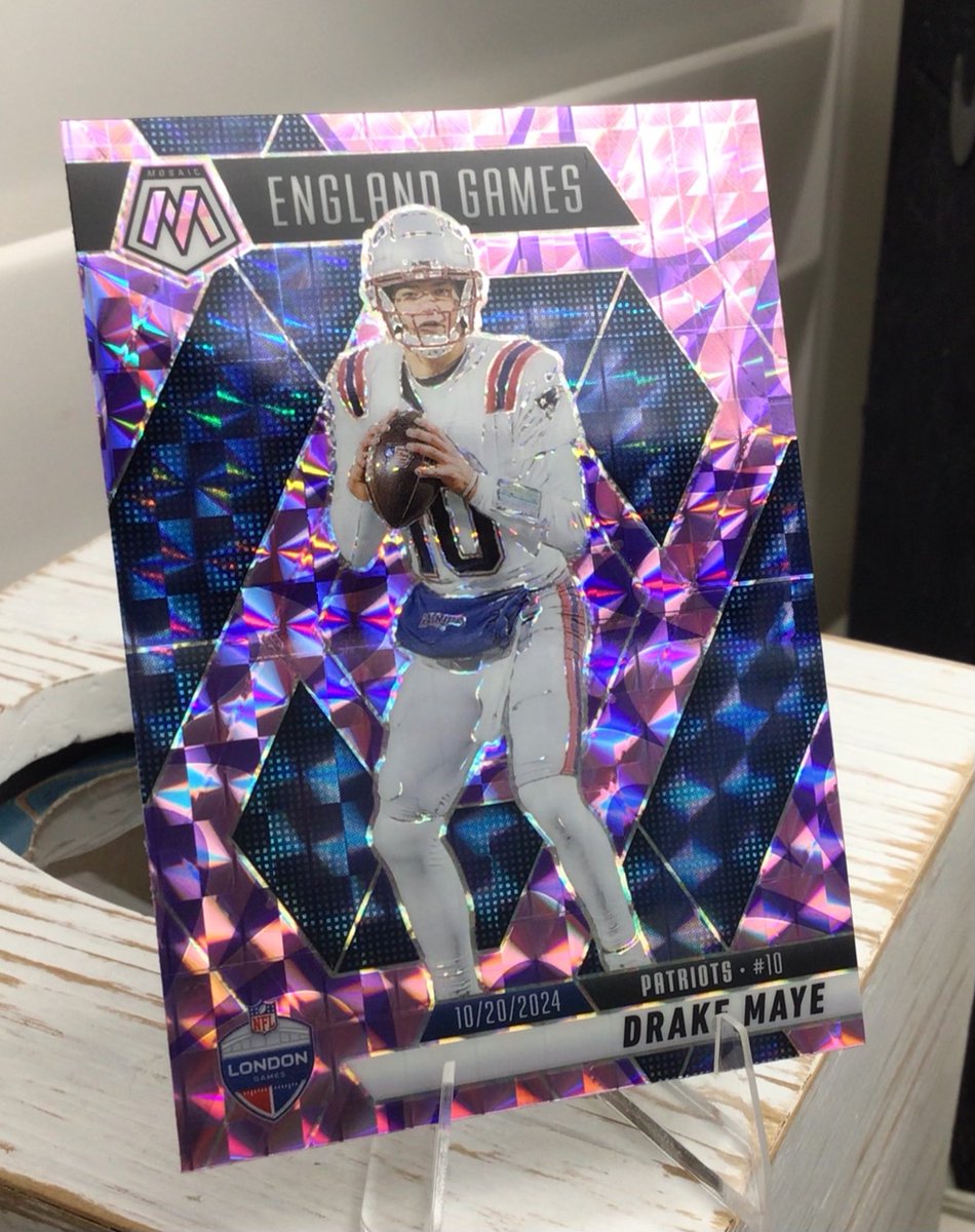 du47222292's tweet image. Second giveaway: 2025 Panini Mosaic Drake Maye
#GIVEAWAY #PatriotsNation 
Repost + Like + Comment to Enter
MVP?