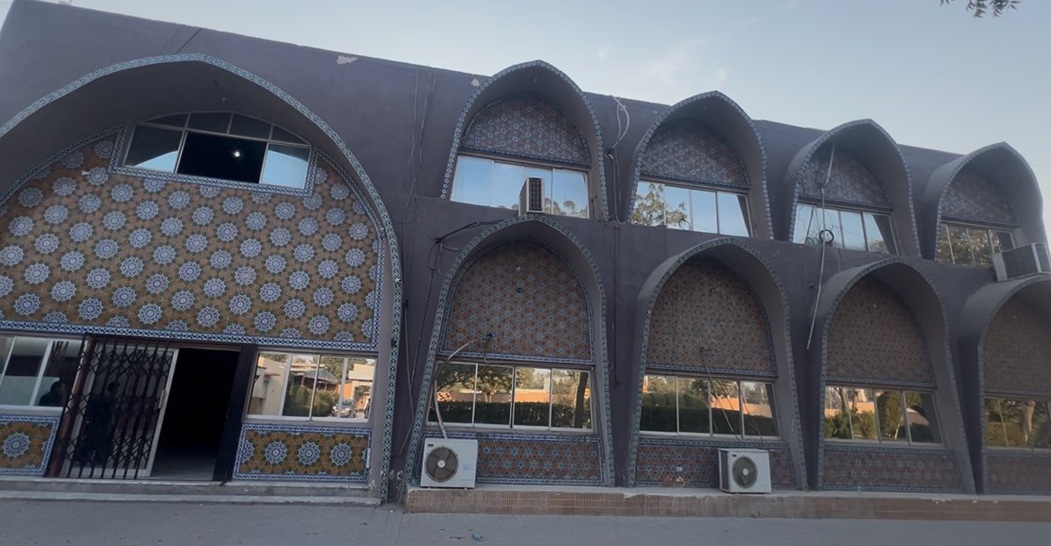 RizwanMuraad's tweet photo. While traveling from Karachi to Larkana, I visited the Sir Shahnawaz Bhutto Memorial Library Larkana. Over 2,500 student  study here daily, with 150,000+ books, free CSS preparation, and a fully solar-powered facility — all completely free. https://t.co/NIth3ZRJ9v