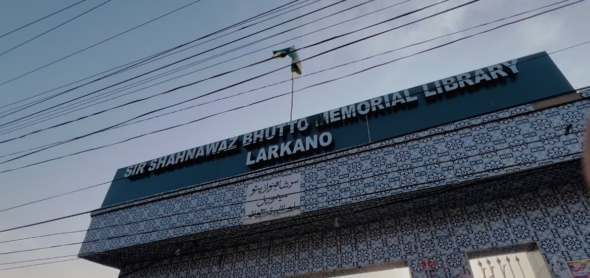 RizwanMuraad's tweet photo. While traveling from Karachi to Larkana, I visited the Sir Shahnawaz Bhutto Memorial Library Larkana. Over 2,500 student  study here daily, with 150,000+ books, free CSS preparation, and a fully solar-powered facility — all completely free. https://t.co/NIth3ZRJ9v