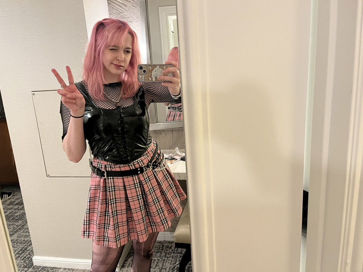 joobyjooyeon's tweet image. I was struggling to pick which mirror selfies to use