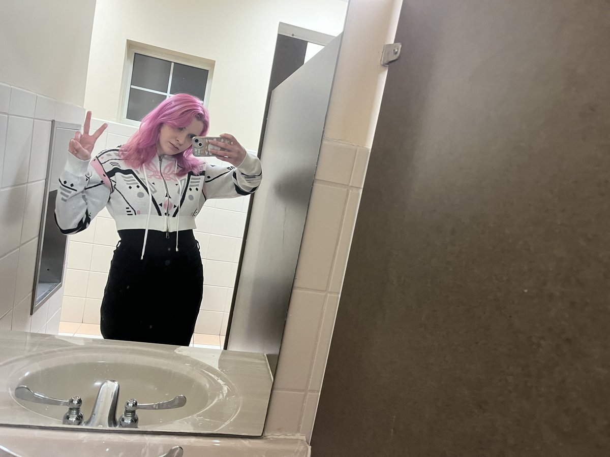 joobyjooyeon's tweet image. I was struggling to pick which mirror selfies to use