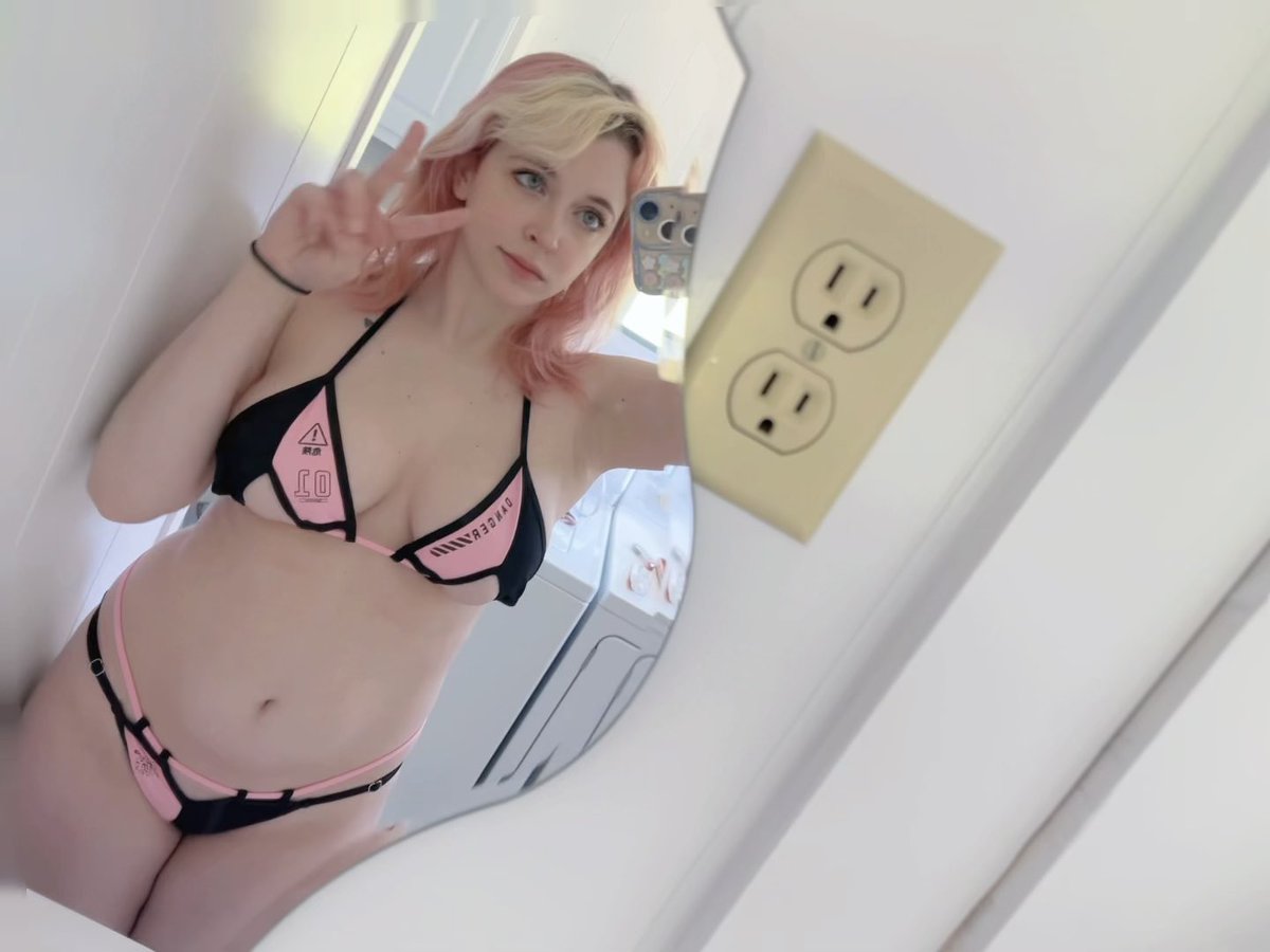 joobyjooyeon's tweet image. I was struggling to pick which mirror selfies to use