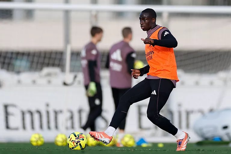 MH_1902's tweet image. 🚨شاهدوا من عاد .. شاهدوا من تواجد في تدريبات ريال مدريد اليوم 🥶

الجنرال فيرلاند ميندي 🔥🔥