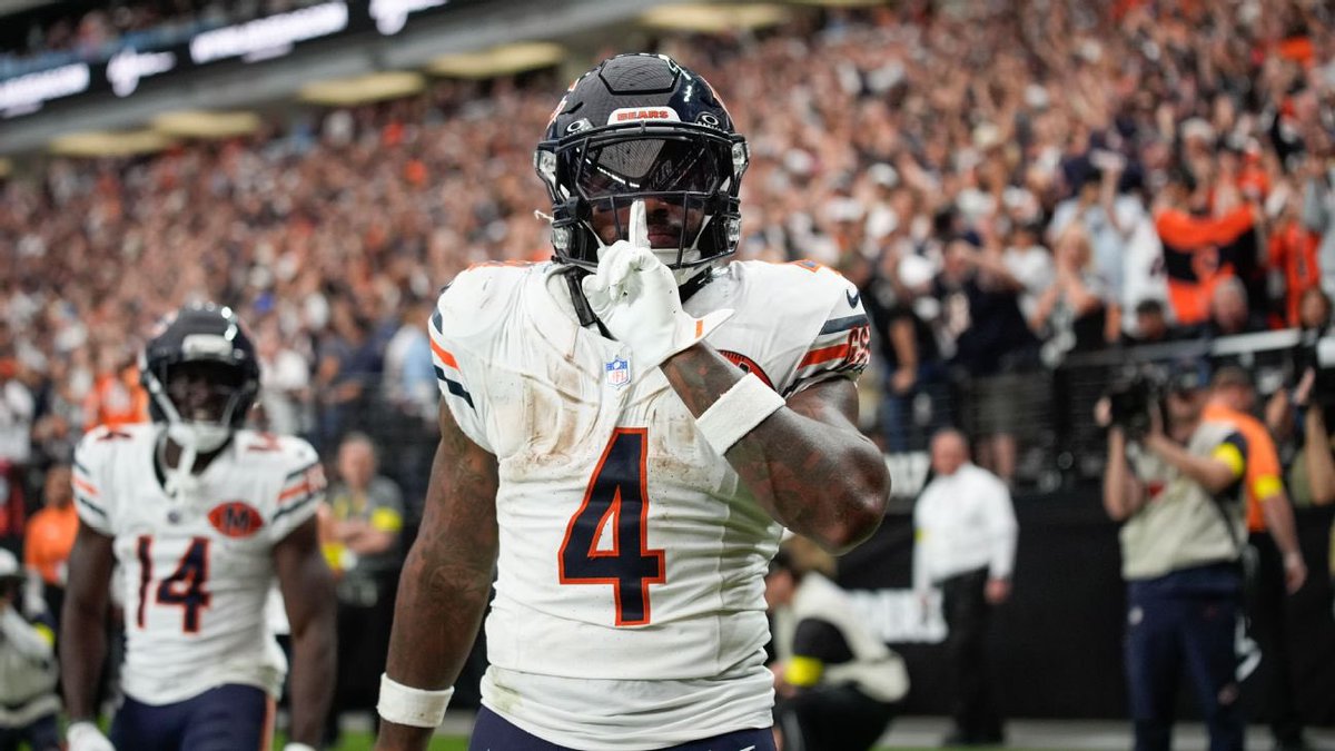 SecondCityBears's tweet image. D’Andre Swift on the season after last night’s thrilling loss vs 49ers:

213 carries 🏈
1,047 rushing yards 🏈
9 touchdowns 🏈
4.9 YAC (12th in NFL) 🏈

He is the Bears’ first 1000 yard rusher since David Montgomery in 2020. A quietly good season for Swift.
