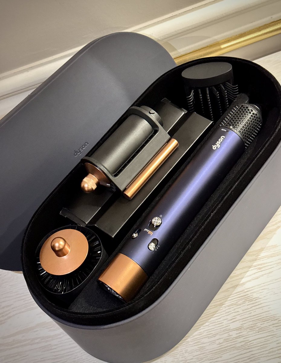 しぃちゃん☺︎ ⭐︎ダイソン dysonV10fluffySV12 ナッシングスのメンバーの皆さんから ダイソンのプレゼントっ