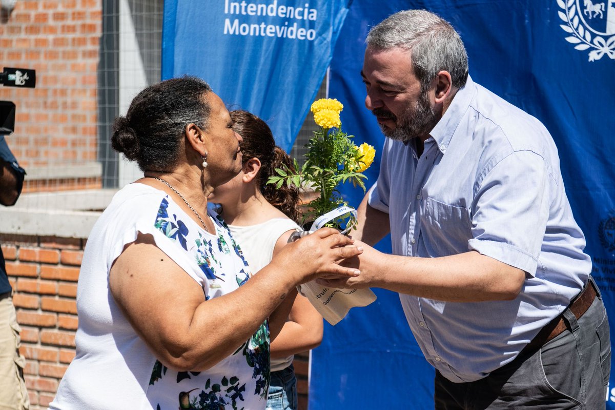 montevideoIM's tweet photo. Inauguración del Complejo Tobas 🏡

A través del Plan Nacional de Relocalización, en convenio con el @Mvot_Uruguay, fueron reubicadas 65 familias del asentamiento Alfonso Lamas 🏘️ https://t.co/WrDNsmAmqN