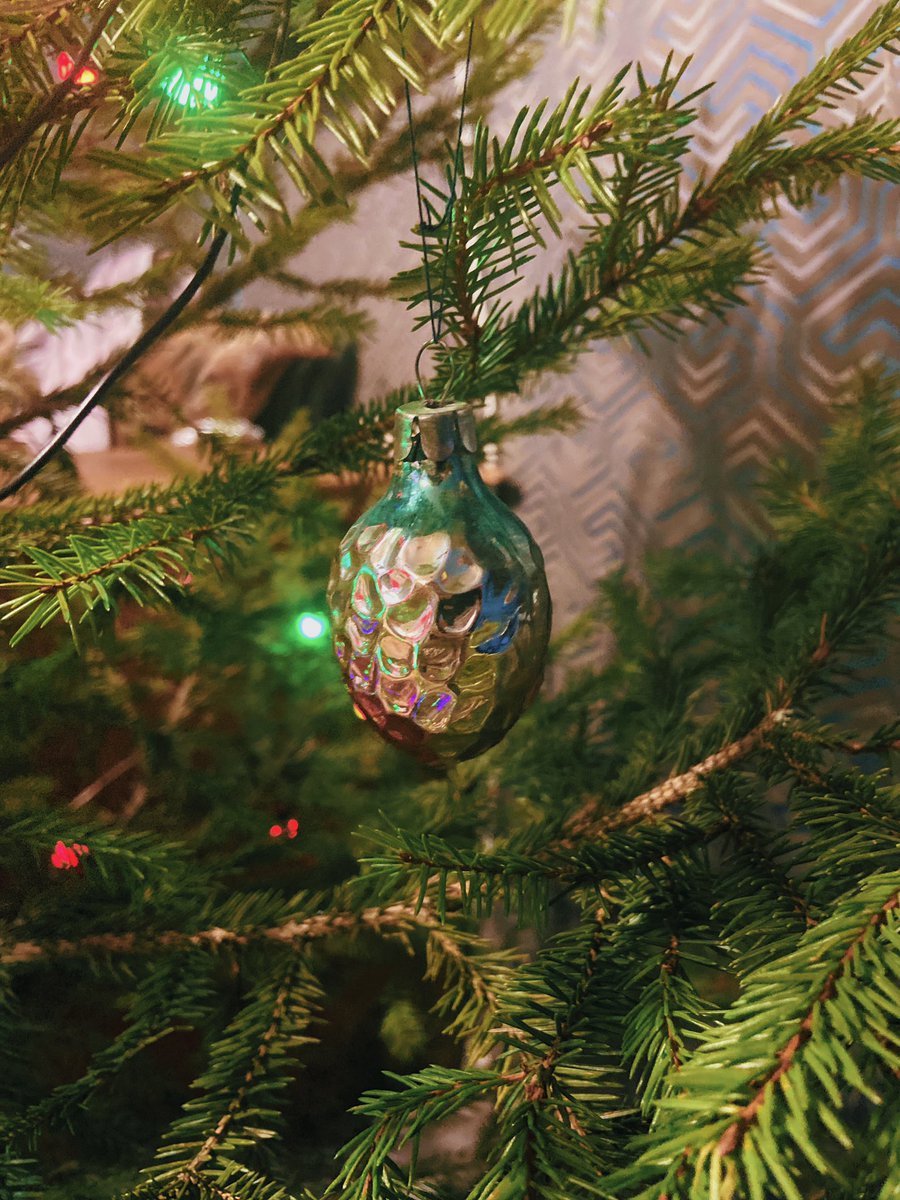 Моё новогоднее настроение это хот-доги с кукурузой и большая живая ёлка, на которой висят игрушки моих дедулечек и бабулечек🎄✨