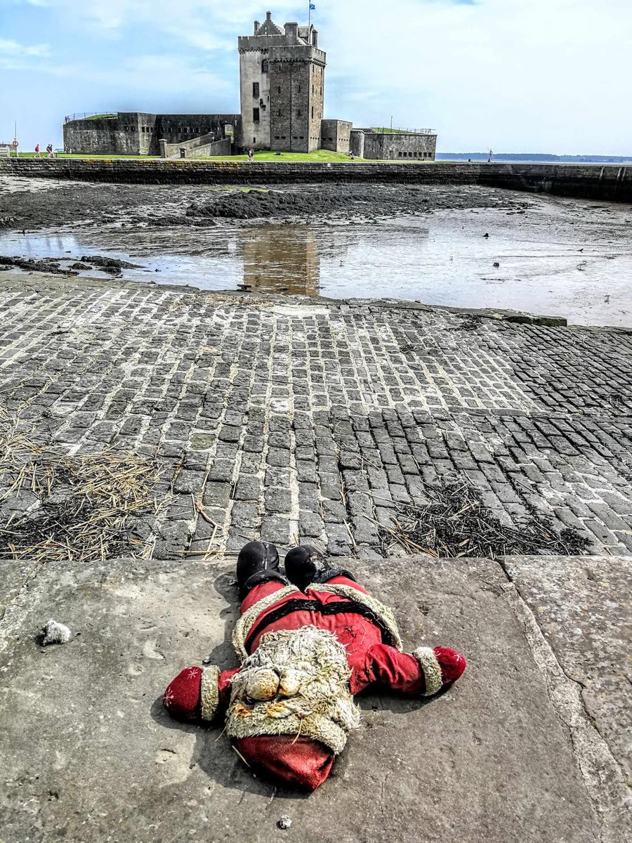 CORIEA50's tweet image. This is what happens when you drink too many alcoholic drinks while delivering Christmas presents 🎁🎄🤣