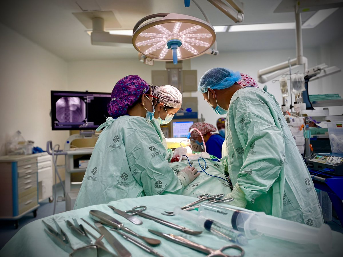 Creo firmemente en el trabajo en equipo y en la excelencia como pilares de la atención en el Hospital Universitario Departamental de Nariño. La primera cirugía de columna con tecnología de neuronavegación demuestra el alto nivel de nuestro talento humano y la articulación