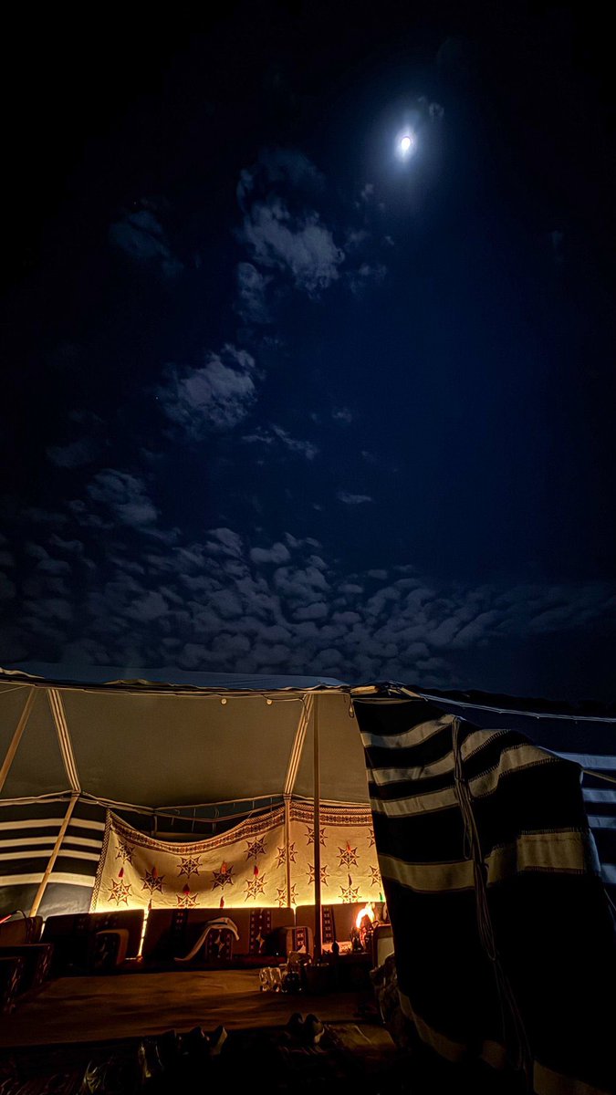 حدك النور يـ اللي مْن أسابيع غايب
مايغبي ظلام الليل .. طلت قمرها !