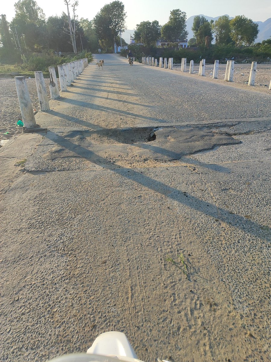 नौवी गाँव की टूटी सड़कों पर भी ज़रा नज़र डालिए माननीय सांसद महोदय!
बरसों से सड़कें जर्जर हालत में हैं—बरसात में कीचड़,गर्मी में धूल और हर दिन हादसों का खतरा।
क्या ग्रामीणों को मूलभूत सड़क सुविधा मिलना अपराध है?तुरंत निरीक्षण व सड़क निर्माण की मांग। Nowi गाँव, राजस्थान
#TutiSadke
