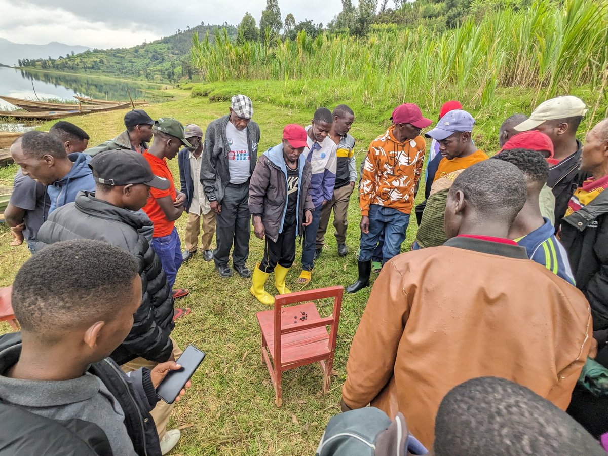 urphsa's tweet photo. Seeing is believing!
At Lake Ruhondo, we used physical demonstrations to show fishermen how freshwater snails🐌 act as vectors for Schistosomiasis.
By understanding how larvae move from snails to skin, fishermen are now equipped to break the cycle hence #EndNTDs
#URPHSAinAction https://t.co/mO1A75X0ag