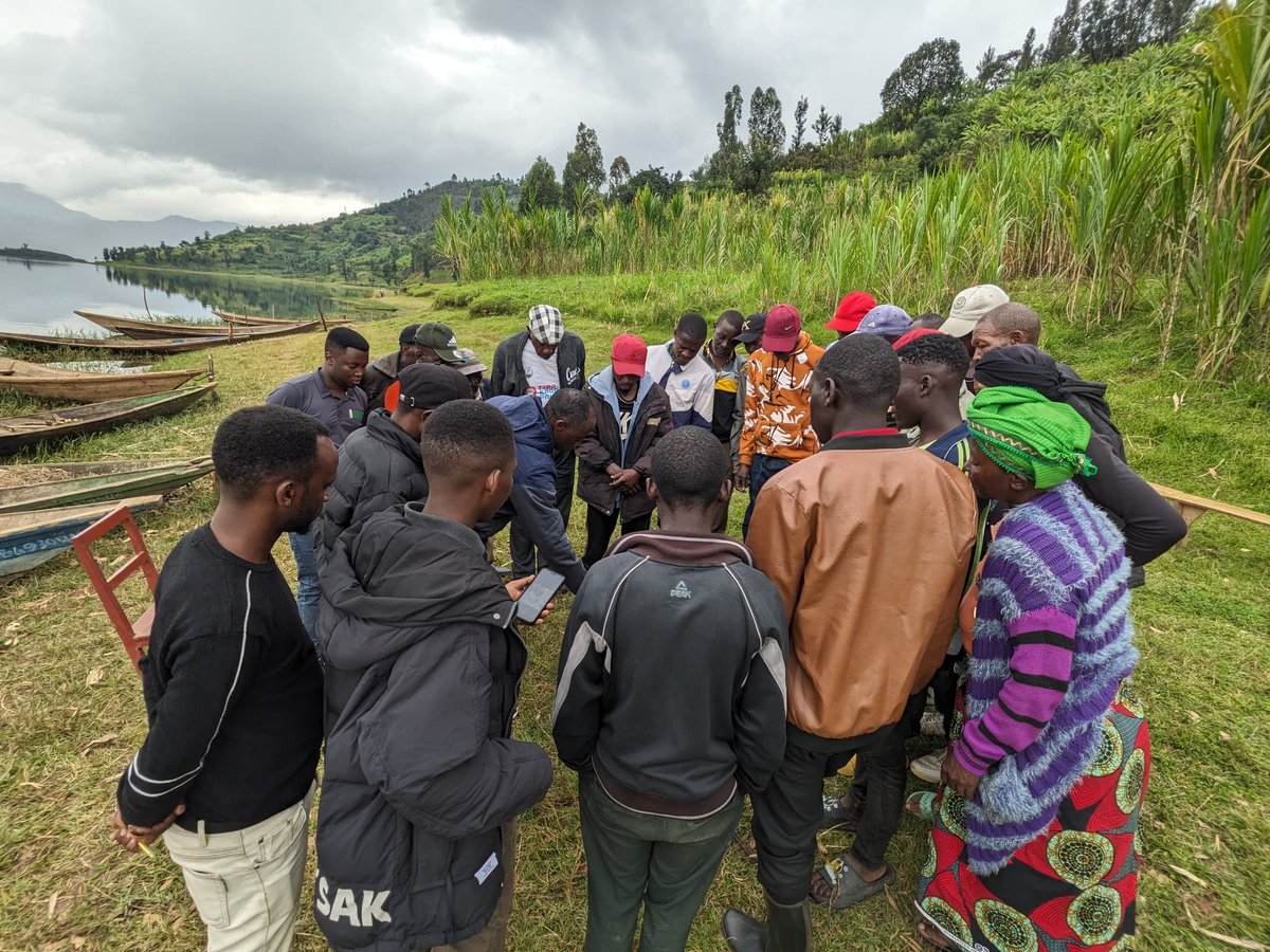urphsa's tweet photo. Seeing is believing!
At Lake Ruhondo, we used physical demonstrations to show fishermen how freshwater snails🐌 act as vectors for Schistosomiasis.
By understanding how larvae move from snails to skin, fishermen are now equipped to break the cycle hence #EndNTDs
#URPHSAinAction https://t.co/mO1A75X0ag