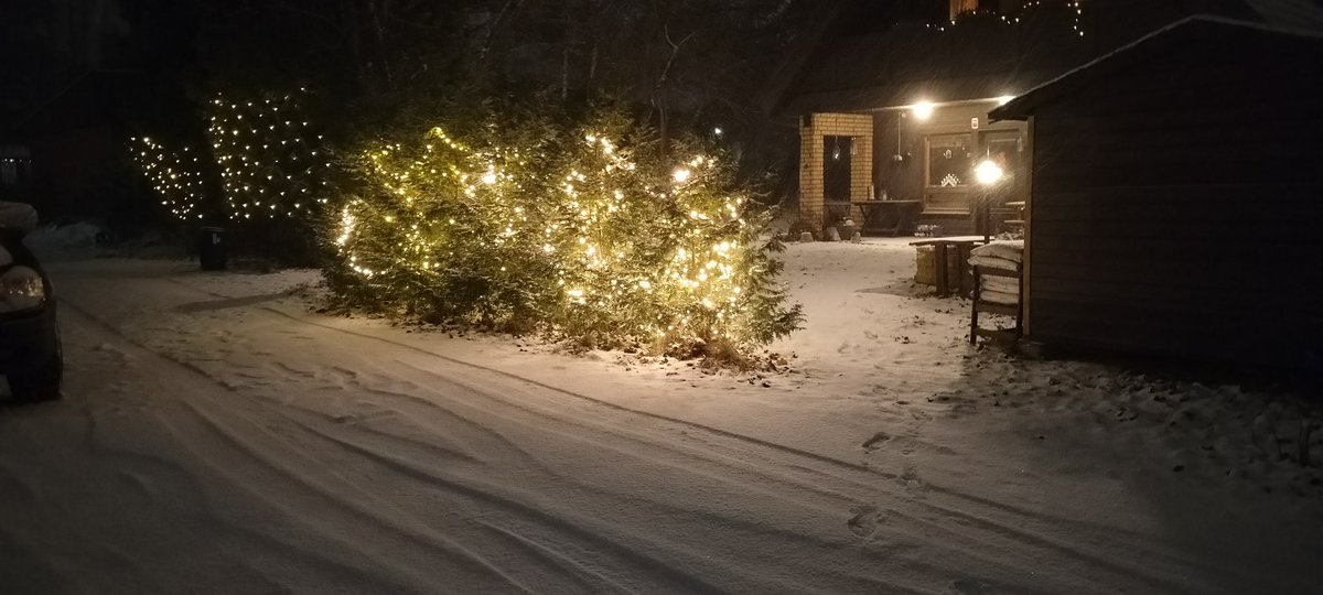 No viimein alkaa talvi hiipiä tännekin! Lunta leijailee ja pikkupakkanen, - 4°. Tää on ihan parhautta. Lisää kivaa:
Äsken kävin kahden poikani kanssa katsomassa "SISU2". Kunnon aivot narikkaan splatteri! Viihdyttävä 😎