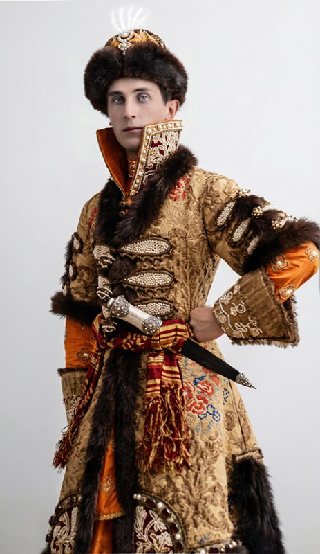 Flins_Lore's tweet image. btw you can see some elements of this 17c. boyar style in Flins’s design (boyar and Russian hussar dresses share a common visual tradition): the silhouette, the high standing collar, metallic braiding / banded ornamentation, voluminous sleeve cuffs (these aren’t gloves), etc
