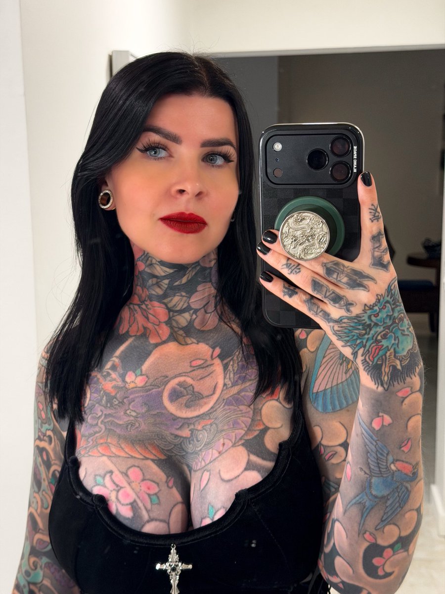 irezumibeth's tweet image. What is something that stood out to you first? 🥰