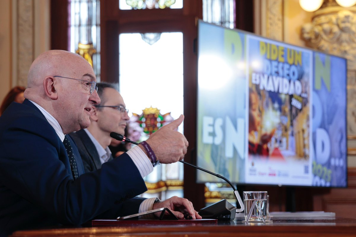 🌲🎁 El alcalde, <a href="/JesusJCarnero/">Jesus Julio Carnero</a>, ha entregado los premios del tradicional sorteo de ‘El Árbol de los Deseos’, acompañado por el concejal, <a href="/martinvictorvox/">Victor M Martin</a>, y representantes de <a href="/cam_valladolid/">Cámara de Valladolid</a>, <a href="/Avadeco_/">Avadeco_</a> y <a href="/FECOSVA/">FECOSVA</a>. 

➡️ El primer premio ha sido para Aroa González Antón.