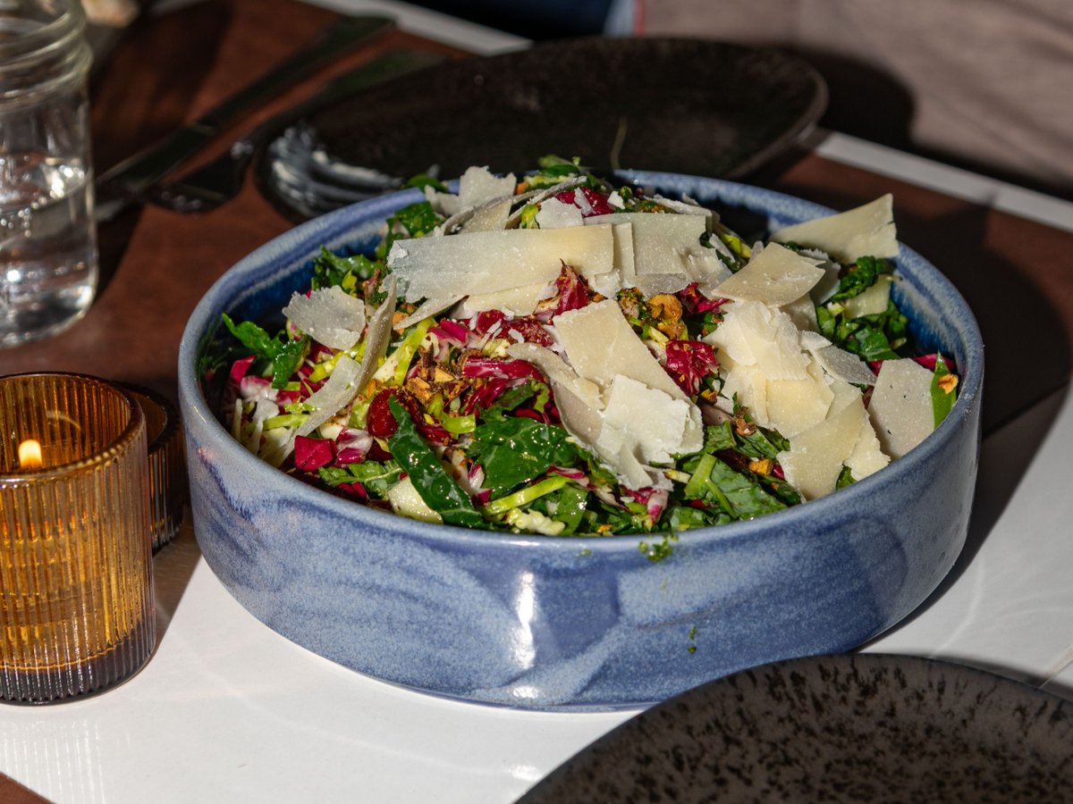 sundayriver's tweet image. 🚨 New food spots this season 🚨
Ember at the Grand Summit Hotel brings mountain-modern New England cuisine and craft cocktails, while over at White Cap, Double Brew keeps you going with cold brew, brewskis, and quick bites.