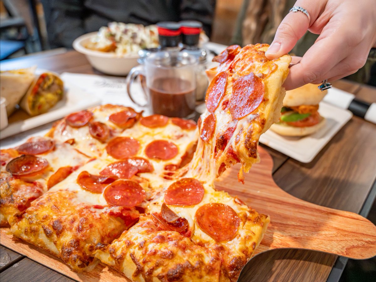 sundayriver's tweet image. 🚨 New food spots this season 🚨
Ember at the Grand Summit Hotel brings mountain-modern New England cuisine and craft cocktails, while over at White Cap, Double Brew keeps you going with cold brew, brewskis, and quick bites.