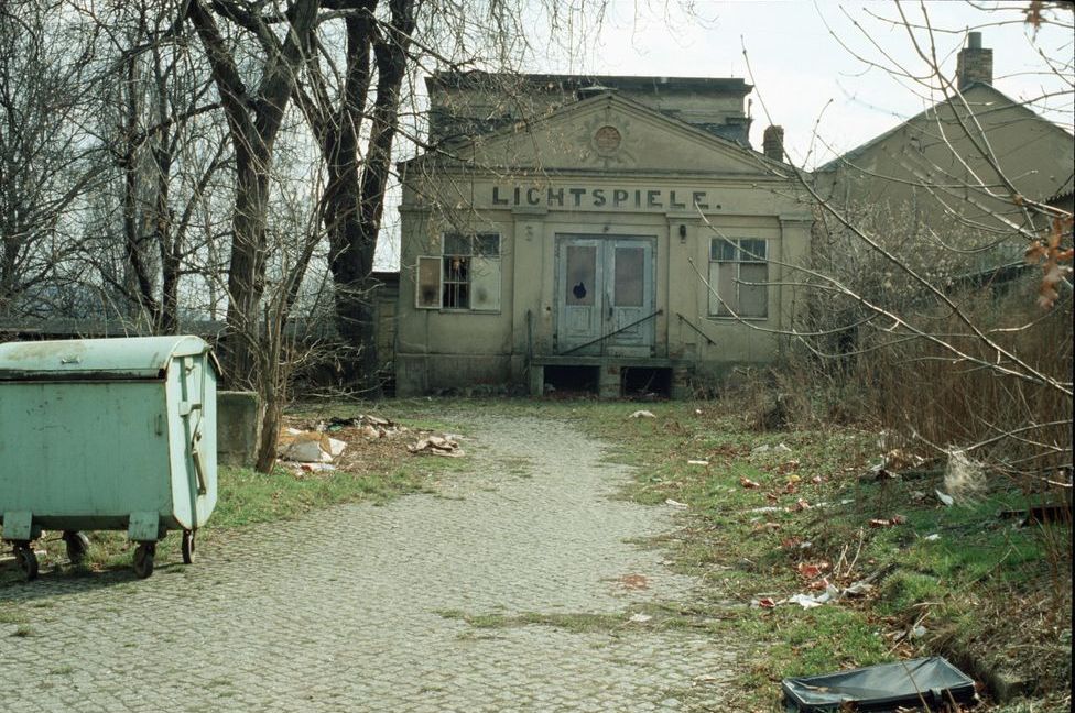 th_whm's tweet image. Ehemaliges Kino Blasewitz, Anfang 1990er (Foto Lothar Lange / Stadtarchiv Dresden) und vorgestern.

(Ein Foto aus der Zeit, als das Kino noch in Betrieb war, habe ich leider nirgends gefunden ... erinnere mich noch an die "Tollkühnen Männer in ihren fliegenden Kisten" dort ...)