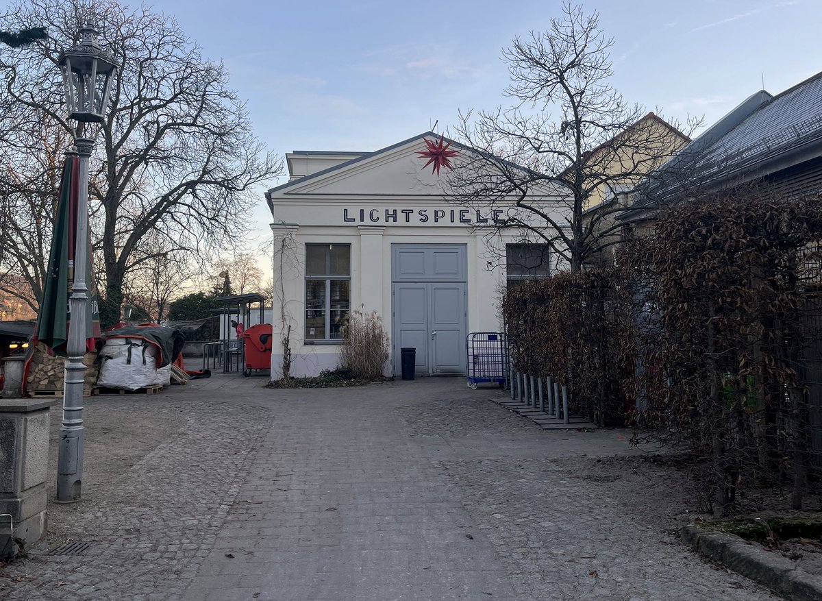 th_whm's tweet image. Ehemaliges Kino Blasewitz, Anfang 1990er (Foto Lothar Lange / Stadtarchiv Dresden) und vorgestern.

(Ein Foto aus der Zeit, als das Kino noch in Betrieb war, habe ich leider nirgends gefunden ... erinnere mich noch an die "Tollkühnen Männer in ihren fliegenden Kisten" dort ...)