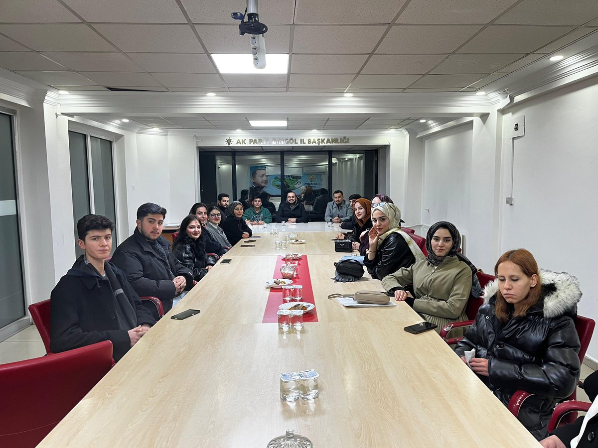 📍AK Parti Bingöl İl Başkanlığı 

İl Gençlik Kolları Başkanımız <a href="/EnessAslan_/">Enes ASLAN</a> ve ÜniAK ekibimizle birlikte; yarın ki program dolayısıyla toplantımızı gerçekleştirdik. 

Toplantımıza Milletvekillerimiz <a href="/FeyziBerdibek1/">Feyzi Berdibek🇹🇷</a> ve <a href="/Korkutata_Zeki/">Zeki Korkutata</a> telekonferans yoluyla katılım sağladılar.