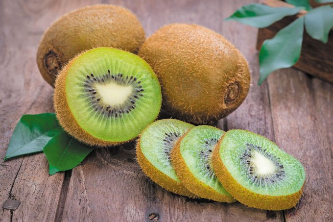 siimland's tweet photo. If you want a quick snack before bed, try kiwis

Two medium kiwis an hour before bed in randomized controlled trials:
- reduce the time it takes to fall asleep by ~30%
- increase total sleep time by ~10%
- improve sleep efficiency by ~5%

Studies:
1. https://t.co/Ql5SNsZcan
2. https://t.co/LD0DcVs1LO
3. https://t.co/xd0K5mb2rR