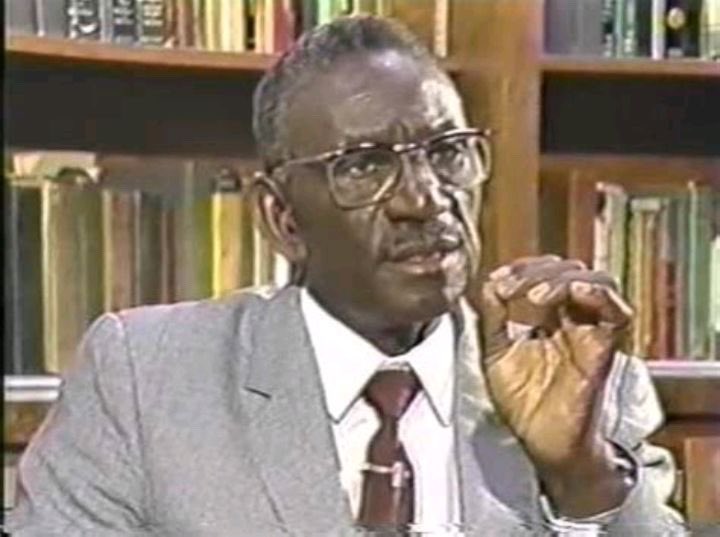 #EPHEMERIDE⏳

Votre minute d’histoire !

Un samedi 29 décembre 1923, naissait Cheikh Anta Diop, éminent scientifique, historien, anthropologue et chimiste sénégalais.

Formé à la recherche scientifique, il fut l’inventeur en 1966 du premier laboratoire africain de datation des