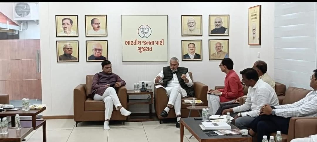 કમલમમાં નથી આઝાદીનાં લડવૈયા ગાંધીજીની તસ્વીર , નથી સરદાર પટેલ અને આંબેડકરજીની તસ્વીર અને પાછા પોતાને દેશપ્રેમી કહે છે.

કાંડ , કૌભાંડ અને ભ્રષ્ટાચારમાં લુપ્ત પાર્ટી બનાવવા નીકળ્યાં ભારતને વિશ્વગુરુ.