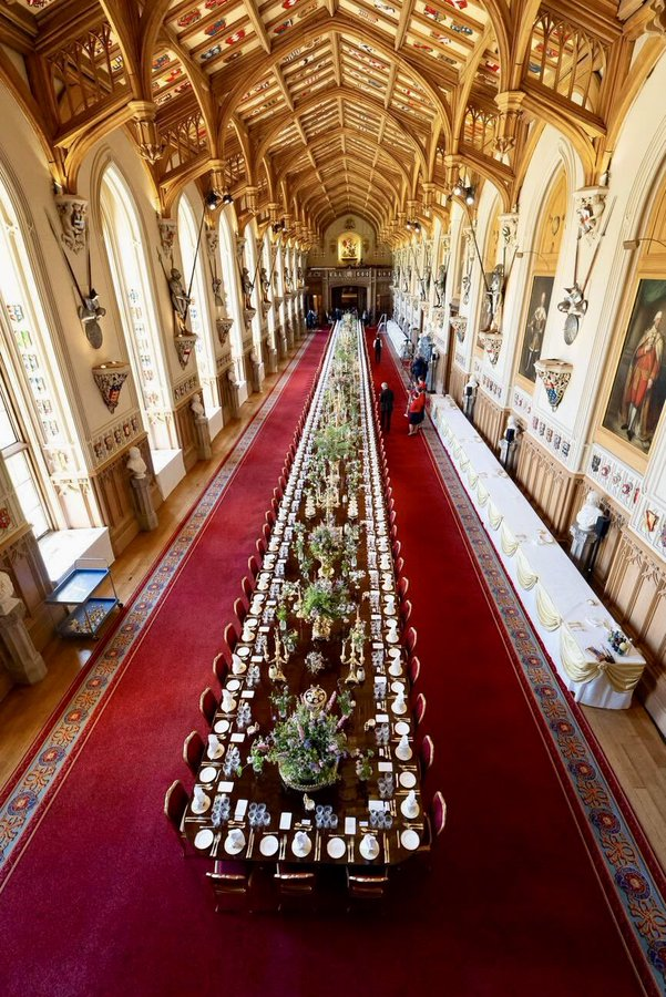 Neighbo_7's tweet image. St George’s Hall at Windsor Castle will provide the incredible setting tonight for the State Banquet, with a 165-foot-long table, as #KingCharles III and Queen #Camilla host President Donald J. #Trump, First Lady Melania, and 160 other guests 🇬🇧🇺🇸