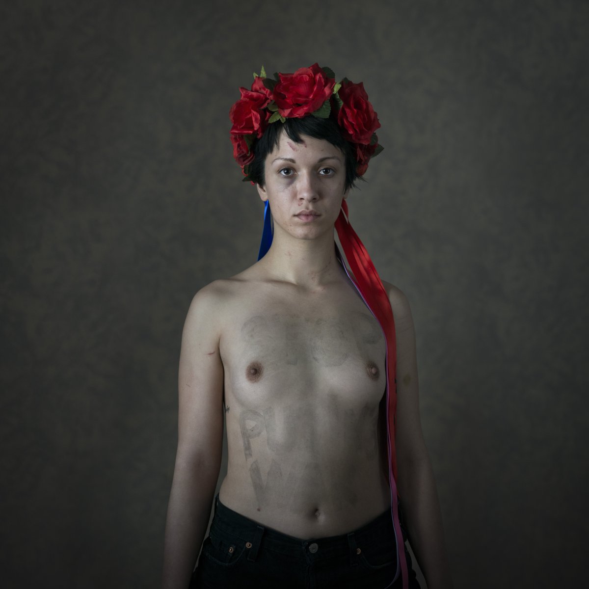 Margueritestern's tweet image. C'était en mars 2014 ; j'avais 23 ans.
On était parties en Crimée à deux mener une action contre l'annexion par Vladimir Poutine.
Sur mon visage, sur la deuxième photo, ça n'est pas du maquillage mais des traces du coups.
Aujourd'hui à droite, des tweetos souvent anonymes me…