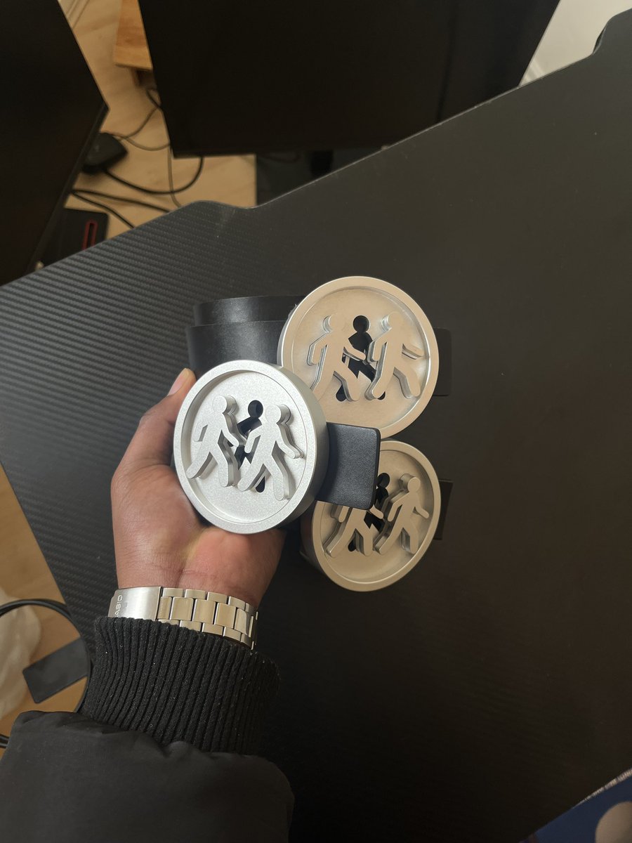 daniel_adetona's tweet image. I’m the first designer on earth to make a belt that turns into a tie clip and a money clip!!!