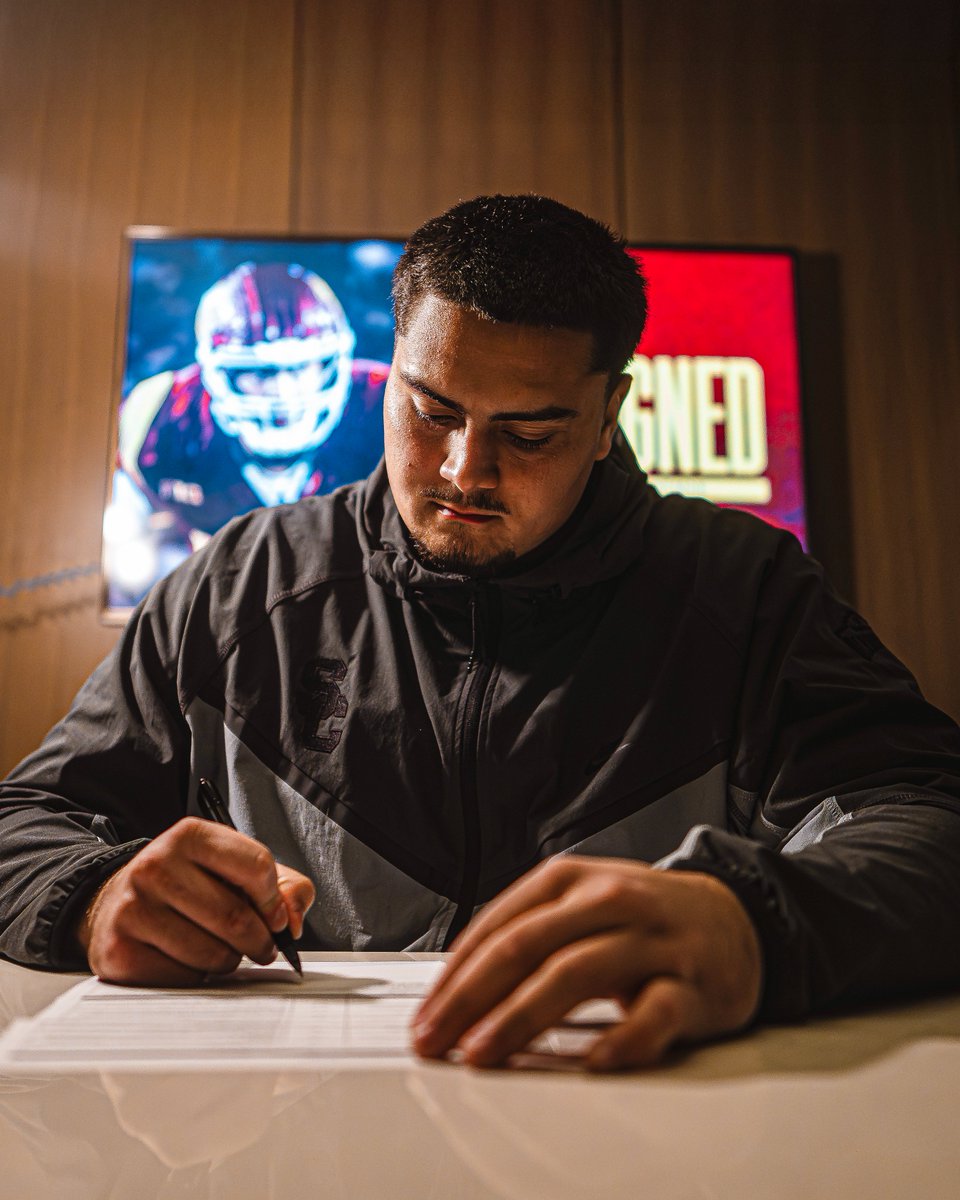 uscfb's tweet photo. Elijah Paige has re-signed with the USC Trojans. https://t.co/ueO6TmwgGY