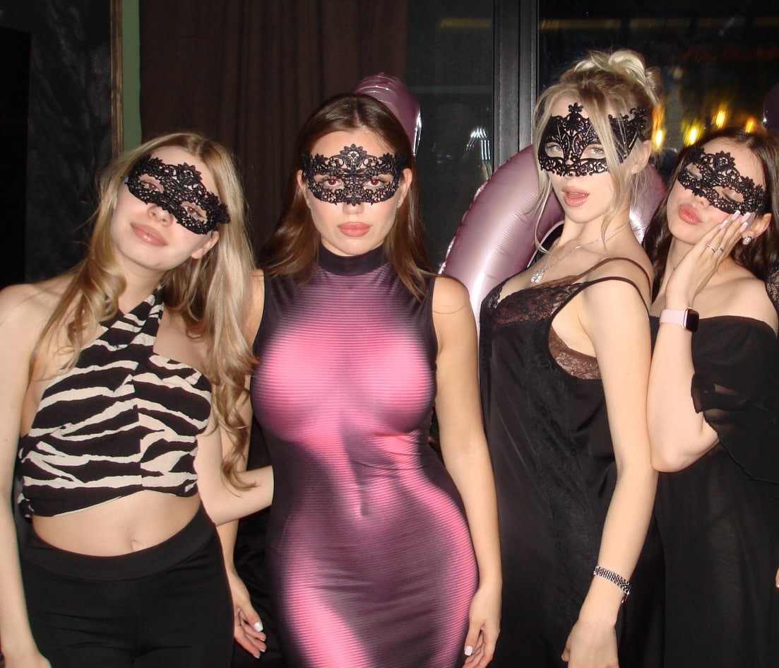 Ambre_az's tweet photo. 👠🍸🍷 https://t.co/49hc5wMxD6