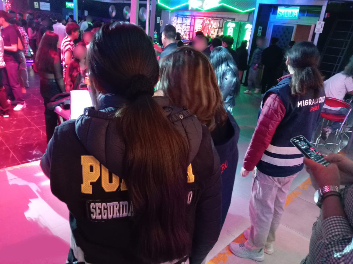 MigracionesPe's tweet photo. Para contribuir con la seguridad y el orden interno del país, #MigracionesPerú 🇵🇪 y la @PoliciaPeru intensifican operativos de verificación y fiscalización migratoria en #Huancayo, #Iñapari, #Maynas, #Puno, #Tarapoto y #Tumbes. https://t.co/wyTDWW4O6u