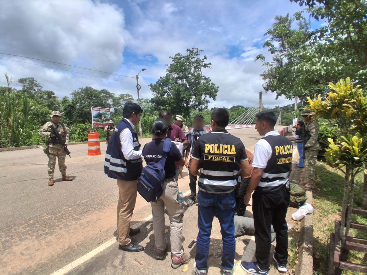 MigracionesPe's tweet photo. Para contribuir con la seguridad y el orden interno del país, #MigracionesPerú 🇵🇪 y la @PoliciaPeru intensifican operativos de verificación y fiscalización migratoria en #Huancayo, #Iñapari, #Maynas, #Puno, #Tarapoto y #Tumbes. https://t.co/wyTDWW4O6u