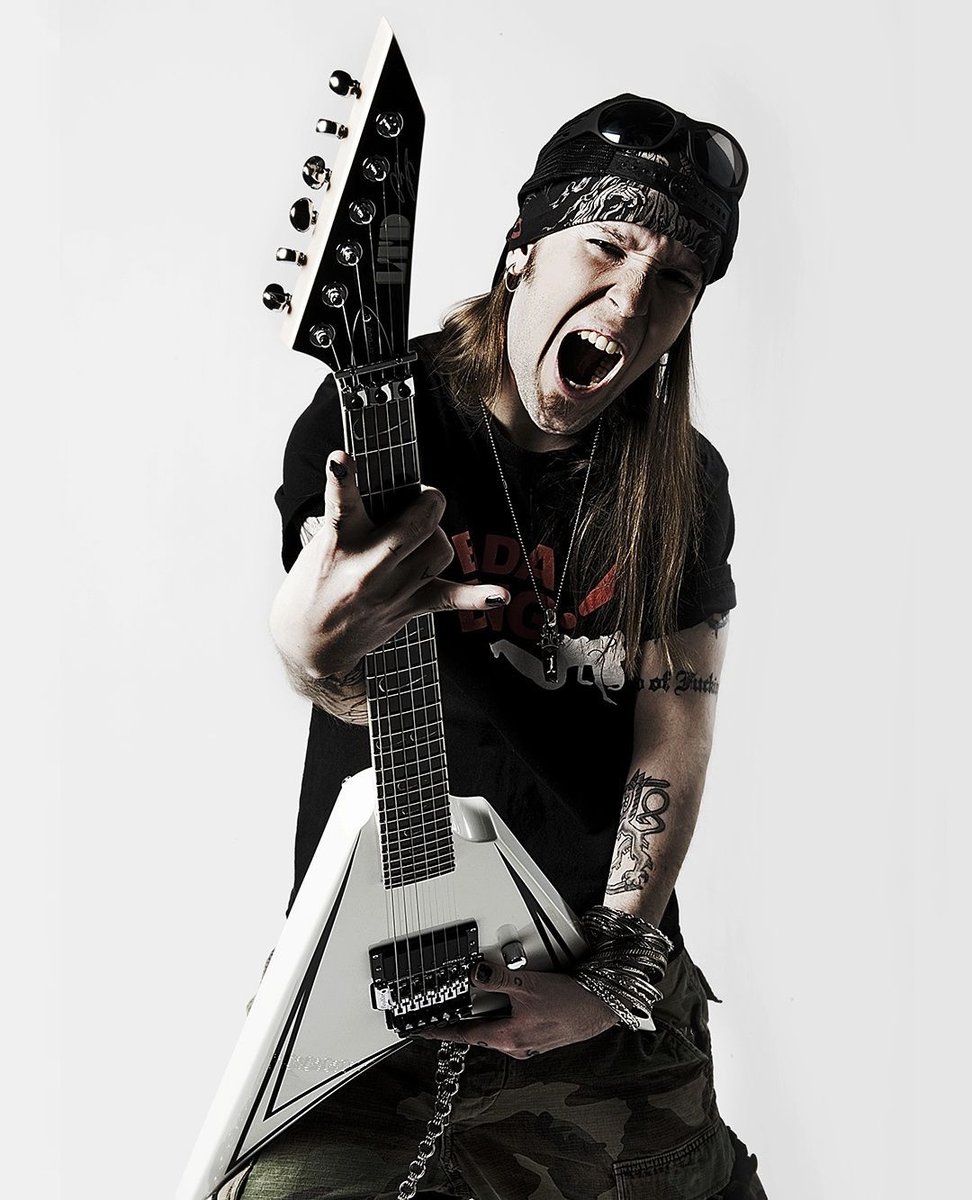 EvilMetalMX's tweet photo. Se cumplen 5 años de la muerte de Alexi Laiho en Helsinki. El alma de Children of Bodom.
Tenía solo 41 años. Su salud ya estaba muy dañada por el alcohol y una mezcla de analgésicos y opioides que su cuerpo no pudo resistir.
#AlexiLaiho #ChildrenOfBodom #COBHC https://t.co/26zXOrjuHj